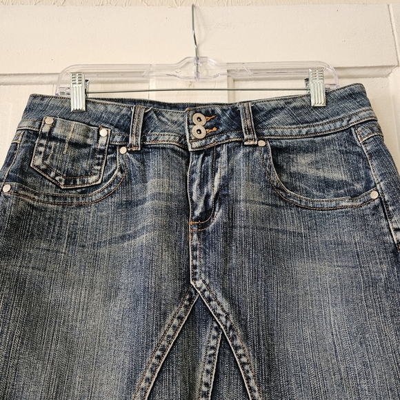 Younique Women’s Denim Mini Skirt 5-Pocket Design, Raw Hem Junior's Size 11 - Picture 2 of 8